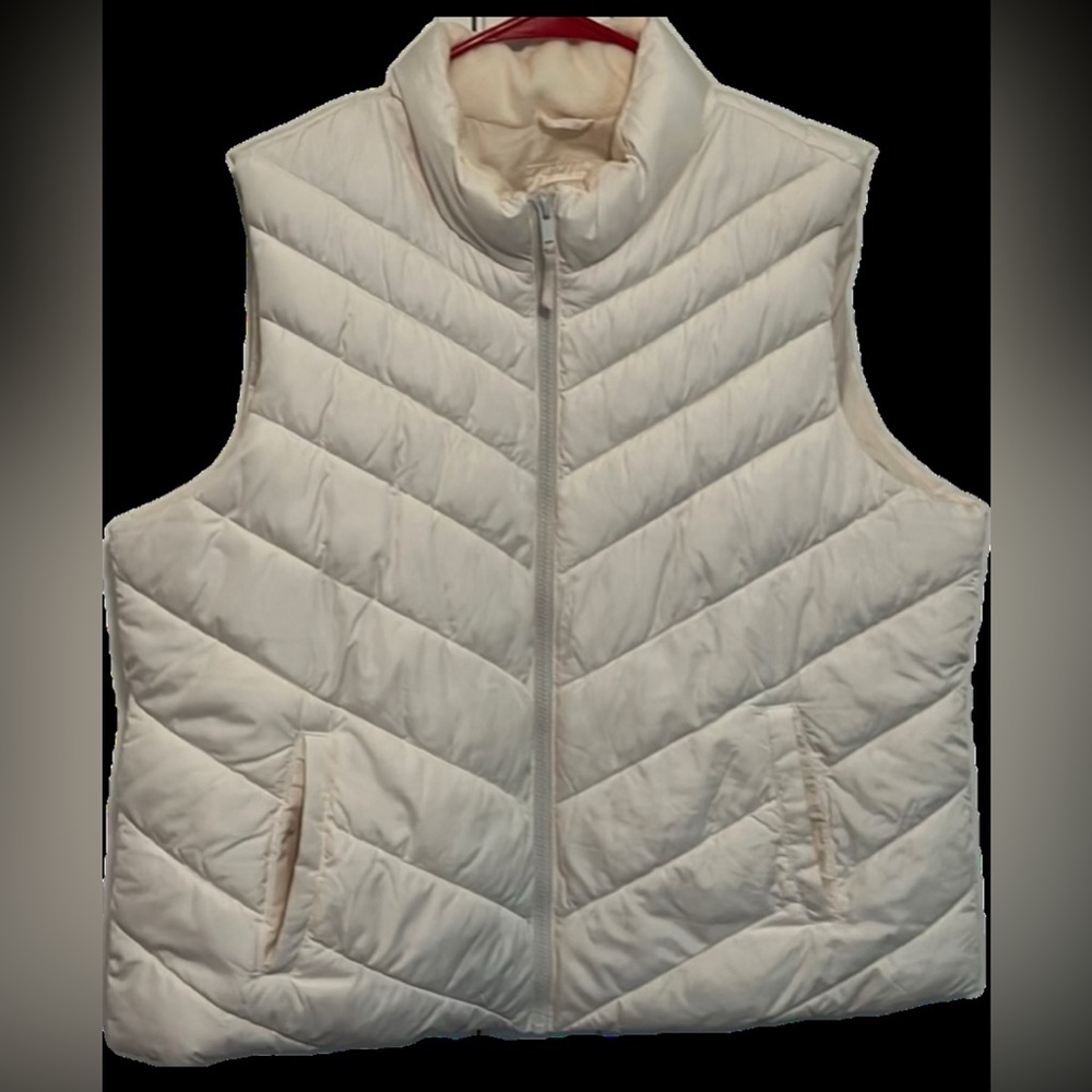 Women's Cream Colored Gap Puffer Vest in Size XXL